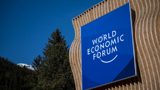 2026 年 1 月 18 日，世界经济论坛年会开幕前夕，瑞士达沃斯展示出的论坛标识牌。