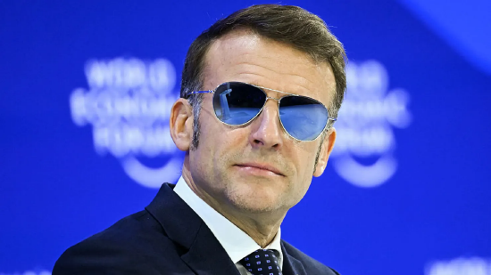 2026 年 1 月 20 日，在瑞士达沃斯世界经济论坛年会上，法国总统埃马纽埃尔・马克龙望向台下。本届世界经济论坛于 2026 年 1 月 19 日至 23 日在达沃斯举办。