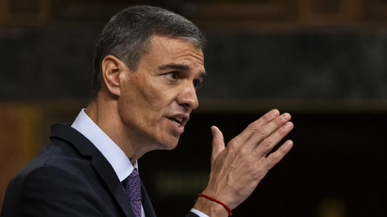 2025 年 7 月 9 日，在西班牙马德里的议会全体会议上，西班牙首相佩德罗・桑切斯发表讲话。近期，西班牙工人社会党高官桑托斯・塞尔丹涉嫌卷入建筑行业回扣丑闻，相关腐败指控已对工人社会党领袖佩德罗・桑切斯领导的政府构成威胁。