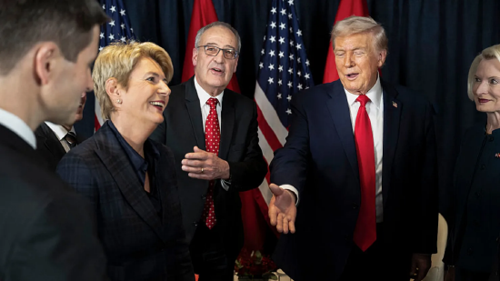 2026 年 1 月 21 日，在瑞士达沃斯世界经济论坛年会的间隙，美国驻瑞士大使卡莉斯塔・金里奇、美国总统唐纳德・特朗普、瑞士联邦主席居伊・帕姆兰以及瑞士联邦经济事务委员卡琳・凯勒 - 祖特尔在双边会晤前合影。本届世界经济论坛于 2026 年 1 月 19 日至 23 日在达沃斯举办。