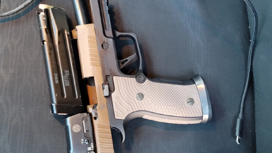 一把手枪据称是从明尼苏达州明尼阿波利斯市一名遭枪击男子身上缴获。&nbsp;