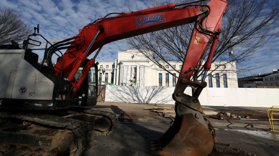 2026 年 1 月 12 日，美国华盛顿，美联储总部大楼的建筑工地旁停放着一台挖掘机。此前，美国总统唐纳德・特朗普再次威胁，将因美联储主席杰罗姆・鲍威尔对该大楼翻修工程的管理问题对其提起诉讼。