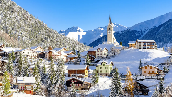 瑞士格劳宾登州达沃斯市，冬日里的阿尔瓦纽高山村落，白雪掩映着传统民居与教堂