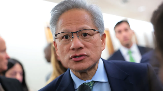 2025 年 12 月 3 日，美国华盛顿哥伦比亚特区国会山，英伟达总裁兼首席执行官黄仁勋抵达参议院银行委员会出席会议时接受媒体采访。据悉，黄仁勋此次与会旨在探讨芯片出口管制及人工智能监管相关议题。