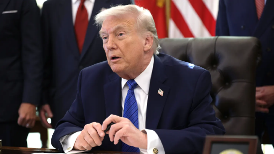 2026 年 1 月 30 日，美国华盛顿哥伦比亚特区，白宫椭圆形办公室内，总统唐纳德・特朗普在签署行政令前发表讲话。此次特朗普签署的行政令旨在今夏将印地方程式赛引入华盛顿特区，作为美国建国 250 周年庆祝活动的一部分。