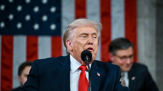 2026 年 2 月 24 日，美国总统唐纳德・特朗普在国会大厦众议院会议厅举行的国会联席会议上发表国情咨文演讲。特朗普发表演讲的几天前，最高法院否决了本届政府的关税战略，而此时美国正于波斯湾地区增兵，对伊朗构成威胁。