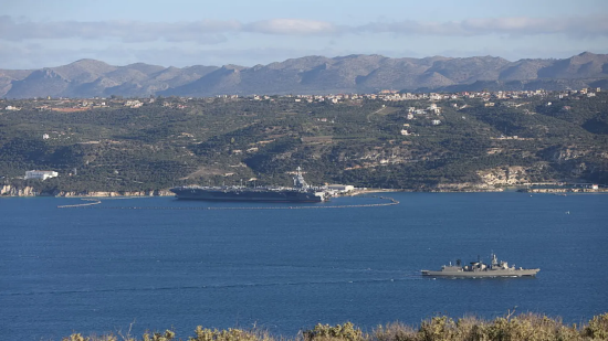 2026 年 2 月 24 日，“杰拉尔德・R・福特” 号航空母舰停靠在希腊克里特岛的苏达湾。