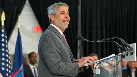 2026 年 1 月 16 日，好意思国纽约州克莱市，好意思光科技新任半导体制造厂奠基典礼上，好意思光科技总裁兼首席推行官桑杰・梅赫罗特拉。纽约州为好意思光提供高达 55 亿好意思元税收优惠，以支抓其创造 9000 个径直服务岗亭及超 4 万个干系产业链服务岗亭。