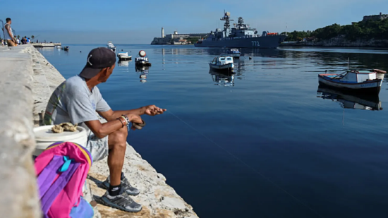 2024 年 7 月 27 日，俄罗斯放哨舰 “不平” 号抵达哈瓦那港，手脚由锻真金不怕火舰 “斯莫尔尼” 号和海上油轮 “叶尔尼亚” 号构成的舰队的一部分。俄罗斯舰队将在该岛停留至 7 月 30 日。