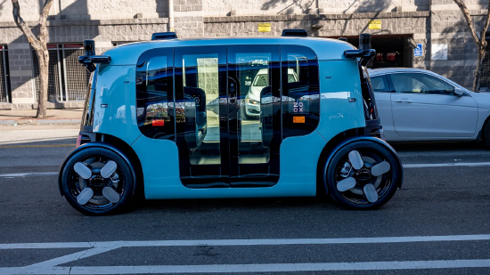 2024 年 12 月 4 日周三，好意思国加利福尼亚州旧金山街头的一辆 Zoox 自动驾驶出租车。亚马逊旗下的 Zoox 公司已启动在旧金山南商场区测试其电动自动驾驶出租车。