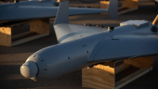 低成本无人作战攻击系统（LUCAS）无人机停放在美国中央司令部作战区域某基地的停机坪上。