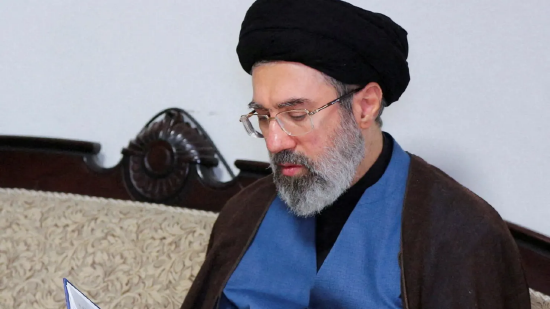 2024 年 10 月 1 日，伊朗最高首长阿亚图拉・阿里・哈梅内伊次子穆杰塔巴・哈梅内伊在伊朗德黑兰探员真主党办公室。