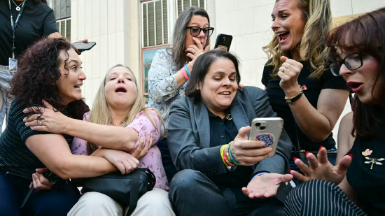 在洛杉矶高档法院，陪审团裁定 Meta 与 YouTube 在外交媒体成瘾诉讼案中需承担背负后，原告家属及讼师对此音讯作出复兴。