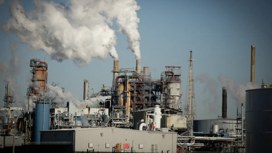 2026 年 3 月 18 日，好意思国新泽西州林登市一家真金不怕火油厂烟囱冒出浓烟。好意思联储上调通胀预期并督察利率不变后，伊朗一处紧要自然气要害遇袭，油价周三大幅上升。