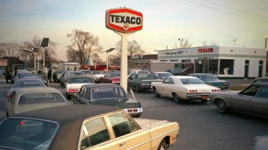 1973 年，石油输出国组织（欧佩克）因美国在赎罪日战争期间向以色列军方补充物资，宣布对美国实施石油禁运。禁运持续至 1974 年 3 月，期间油价暴涨四倍。为控制供应，尼克松政府按州将石油配给量限制在 1972 年水平。据美国汽车协会估算，到 1974 年 2 月，已有 20% 的加油站无油可售。这十年间的第二次能源危机发生在 1979 年，由伊朗革命引发。