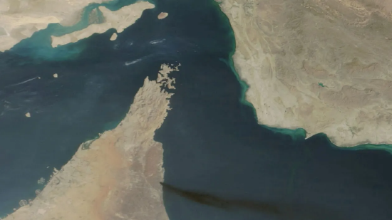 美以与伊朗冲突期间，卫星图像显示阿联酋富查伊拉港升起浓烟。