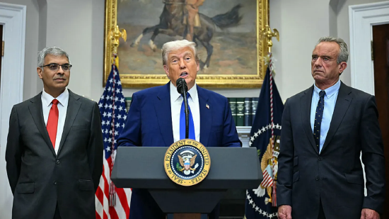 2025 年 5 月 12 日，美国总统特朗普（中）与卫生与公众服务部长小罗伯特・F・肯尼迪（右）、美国国立卫生研究院（NIH）院长贾扬塔・巴塔查里亚（左），在白宫罗斯福室就处方药价格问题出席新闻发布会。