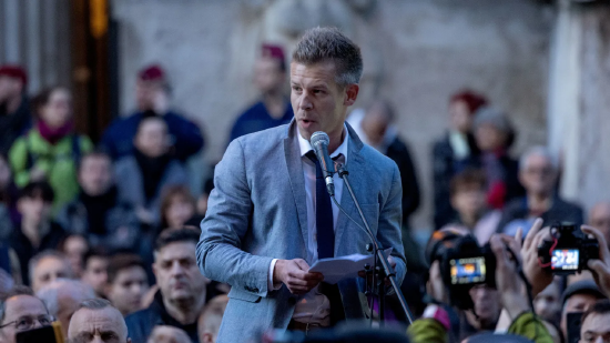 2024 年 3 月 26 日，匈牙利布达佩斯 —— 律师、前政府内部人士彼得・马扎尔在总检察长办公室前组织集会并演讲。马扎尔是前司法部长尤迪特・瓦尔加的前夫，从政府内部人士转为揭发者，当天在社交平台发布录音，曝光瓦尔加及其他匈政府官员如何销毁法庭证据。