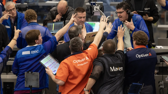 2026 年 3 月 31 日，交游员在芝加哥期权交游所（Cboe）的标普期权交游场内发出报价信号。当日，因好意思国总统特朗普与伊朗总统佩泽什基安均开释退让意愿以放纵干戈，好意思国股市大幅飙升。