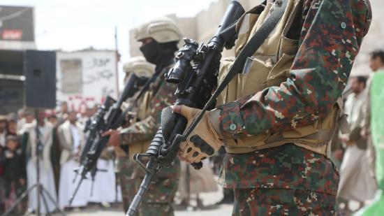 也门萨那 ——2026 年 3 月 26 日：也门胡塞武装维持者举行汇集，纪念沙特换取的联军发起军事行径 11 周年，胡塞安一谈队成员在现场执勤。也门于 2026 年 3 月 26 日纪念沙特换取的联军自 2015 年 3 月 26 日发起军事行径 11 周年。此前，胡塞武装于 2014 年 9 月完毕了王人门萨那及也门北部大片地区。