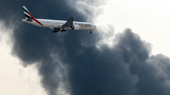 2026 年 3 月 16 日，阿联酋迪拜国际机场附近因 “无人机相关事件” 引发燃油箱起火，一架阿联酋航空波音 777 客机准备降落。机场运营方称，当日迪拜机场航班逐步恢复运营。该机场曾是全球国际客运量最繁忙的机场。