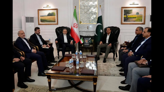 2026 年 4 月 25 日，巴基斯坦陆军参谋长、陆军元帅赛义德・阿西姆・穆尼尔（右三）在伊斯兰堡会见抵达的伊朗外长阿巴斯・阿拉克奇（左三）。
