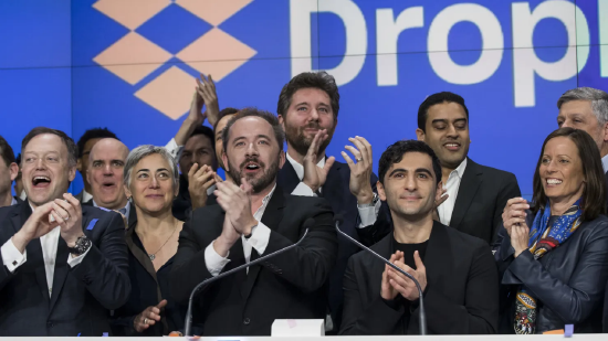 2018 年 3 月 23 日，纽约纳斯达克交易所，Dropbox 首席执行官德鲁・休斯顿与联合创始人阿拉什・费尔多西一同敲响上市钟声。该公司上市首日开盘价为每股 29 美元。