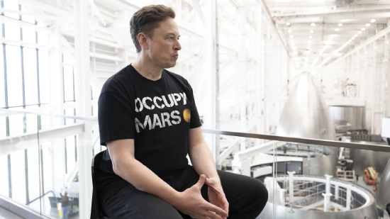 2025 年 5 月 27 日，得克萨斯州布朗斯维尔，埃隆・马斯克现身当地 SpaceX 基地。