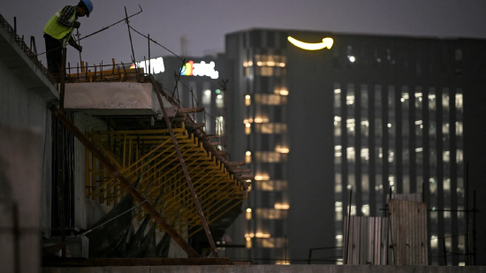 2025 年 12 月 29 日，卡纳塔克邦班加罗尔，亚马逊印度总部附近建筑工地的务工人员。