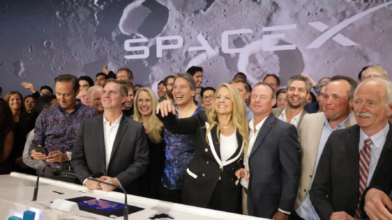 2026 年 6 月 12 日，SpaceX公司总裁兼首席运营官格温妮・肖特威尔与公司高管在纳斯达克交易所共同庆祝 SpaceX 成功上市。