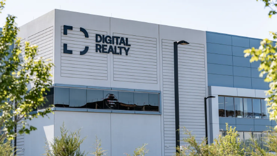 2026 年 5 月 31 日（周日），美国弗吉尼亚州斯特林市一处Digital Realty旗下的数据中心。NextEra 能源公司宣布将通过换股方式，以约 6700 亿美元收购多米尼恩能源公司，创下史上最大规模能源行业收购案，新成立的公用事业巨头业务范围将从佛罗里达州延伸至弗吉尼亚州扎堆布局的人工智能数据中心集群。