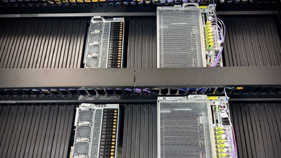 融合英伟达 GPU 与 d-Matrix Corsair AI 加速芯片的服务器机架，已部署于 AI 推理云服务商 Gimlet Labs