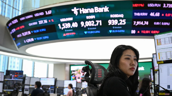 2026 年 6 月 23 日，首尔韩亚银行总部外汇交易大厅内，交易员紧盯汇率行情，上方电子屏显示韩国基准股指 KOSPI。