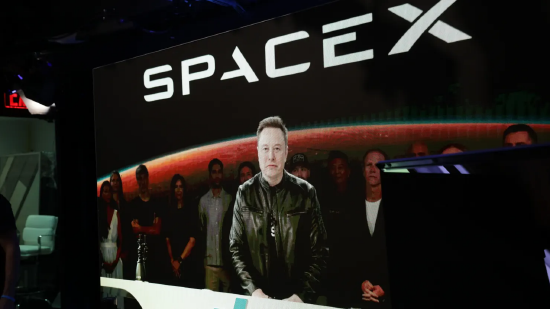 2026 年 6 月 12 日纽约纳斯达克交易大厅，SpaceX 上市仪式现场。SpaceX 首席执行官埃隆・马斯克从得克萨斯州星基地总部远程连线大屏幕发表讲话。