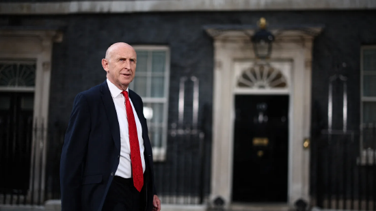 2026 年 7 月 20 日伦敦唐宁街 10 号，前英国国防大臣约翰・希利走出首相府。安迪・伯纳姆就任新首相后启动内阁人事调整。唐宁街周一确认，伯纳姆任命前国防大臣约翰・希利出任财政大臣（英国财政大臣官方头衔为财政大臣）。