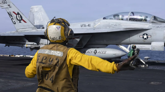 美國海軍第 41 攻擊戰鬥機中隊 F/A-18F “超級大黃蜂” 戰機，在 “尼米茲” 級航母亞伯拉罕・林肯號飛行甲板準備起飛