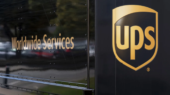 2023 年 9 月 13 日，英国赛伦塞斯特，UPS 电动配送货车。联合包裹广泛使用电动货车开展快递配送，既塑造品牌绿色形象，如今也具备商业性价比，电动车辆购置成本已与传统柴油货车基本持平。