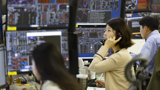 2026 年 5 月 12 日，韩国首尔韩亚银行交易室，银行工作人员面对多台显示器办公。受利好市场环境提振，韩国股市当日开盘创下历史新高。