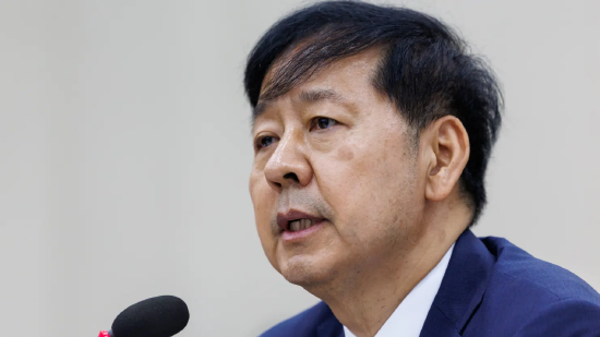 2025 年7 月17 日週四，韓國首爾國會舉行人事聽證會，韓國財政部長提名人具潤哲出席問詢。具潤哲曾任財政部第二次官員、政府政策協調辦公室負責人。韓國經歷數月政壇動盪，李在明總統組成新經濟班子應對多重經濟逆風，具潤哲重回韓國最高經濟主管職位。