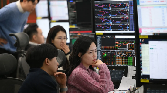 2026 年 2 月 2 日，韩国首尔韩亚银行总行外汇交易室内，外汇交易员紧盯汇率行情。