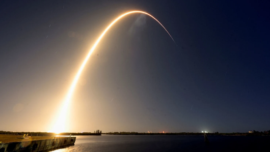 2025 年 1 月 15 日，美国佛罗里达州卡纳维拉尔角肯尼迪航天中心，SpaceX 一枚猎鹰 9 号火箭升空。本次发射主载荷为萤火虫航空的 “蓝幽灵” 月球着陆器，次级载荷是日本 ispace 公司的 “韧性号” 着陆器。