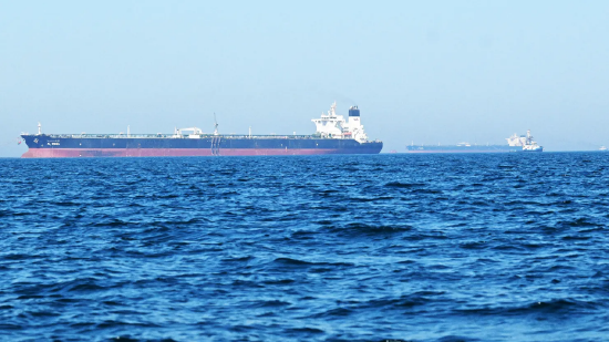 2026 年6 月27 日，「阿爾里卡」 號油輪（左）與「阿爾亞穆克」 油輪航行於科威特城沿岸的阿拉伯灣海域。科威特軍方6 月28 日通報，本國遭到敵方飛彈與無人機攻擊；同時，美國新一輪打擊伊朗行動後，巴林拉響防空警報。