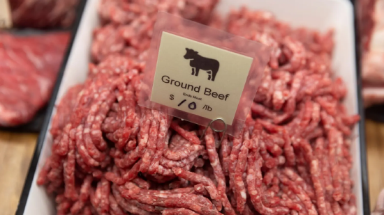 美国纽约曼哈顿一家商店陈列的碎牛肉。