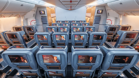 美国航空改造后的波音777-300ER高级经济舱区域。