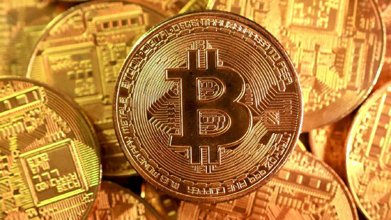 比特币周线三连阳，避险资金涌入