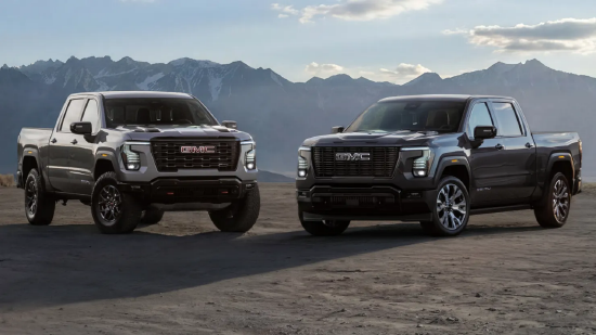 2027 款 GMC 西拉 1500 AT4X（左）与 Denali Ultimate 版本