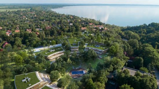 Grand Balaton 住宅项目效果图，围绕泳池修建多层露台公寓。