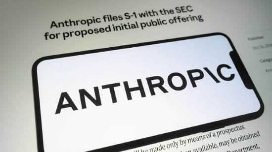 2026 年 10 月 27 日，法国克雷泰伊，手机屏幕上显示 Anthropic 标识，背景是官网 IPO 招股页面。 