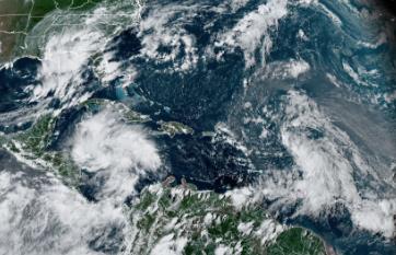 美国墨西哥湾面临前所未有双重飓风袭击 海上油气平台撤离员工