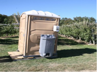 举例：最基本的公共服务功能应当合理布局园中，上图是波士顿一农业公园内的“可移动厕所”。